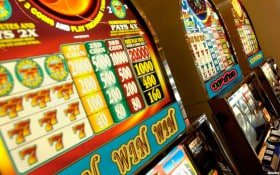 Layar selamat datang aplikasi mobile hubtoto menampilkan pasar Liga 1 dan meja live-dealer
